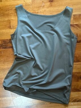 A'Nue Ligne green shell/tank top size medium